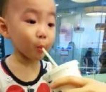 Un petit garçon boit du Coca-Cola pour la première fois de sa vie
