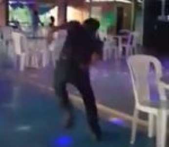 Un homme révèle ses talents de danseur dans un club de vacances