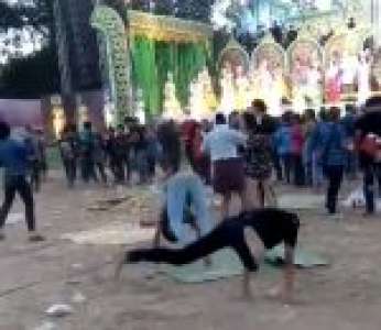 Des jeunes spectateurs ont une danse très étrange pendant un concert (Thaïlande)