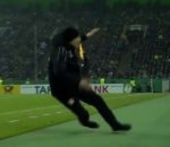 La simulation ridicule de l'entraîneur Heiko Herrlich pendant un match de football (Allemagne)