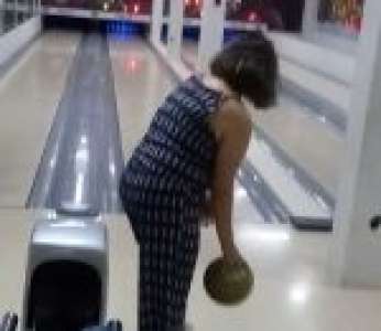 Une femme se trompe de cible pendant une partie de bowling (Brésil)