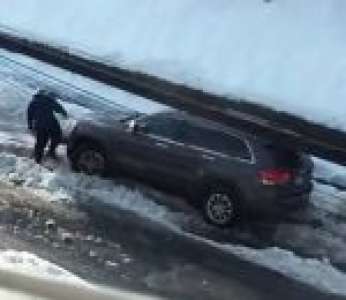 Un automobiliste en colère galère à sortir sa voiture à cause de la neige (États-Unis)