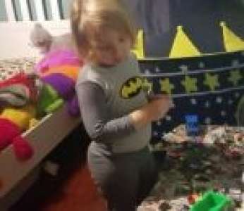 Une maman fait peur à son enfant en train de jouer dans sa chambre