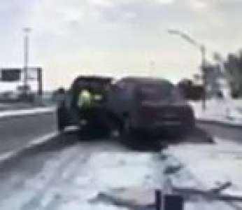 Une voiture percute une dépanneuse en entrant sur une autoroute (États-Unis)