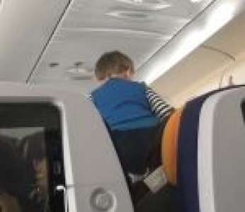 Les passagers d'un avion ont passé 8 heures avec un enfant de 3 ans qui crie