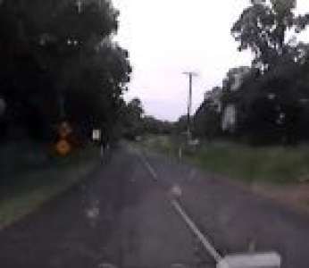 Un automobiliste a une mauvaise surprise sur une route vallonnée (Australie)