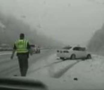 Un policier sur le bord d'une autoroute est heurté par derrière par une voiture