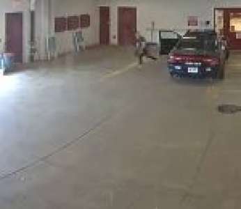 Un détenu profite d'une porte de garage en train de se fermer pour s'évader