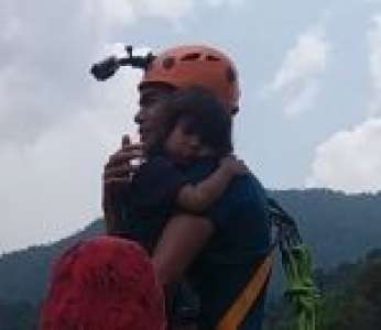 Un homme fait un saut pendulaire avec sa fille de 2 ans dans les bras (Malaisie)