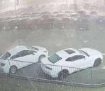 Une tempête de grêle s'abat sur un parking de voitures neuves (États-Unis)