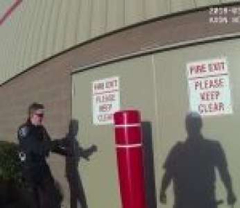 Des voleurs sont pris en flagrant délit par la police à l'arrière d'un magasin (États-Unis)