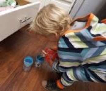 Tydus, un enfant de 3 ans, prépare des verres de jus de fruits pour sa maman et lui