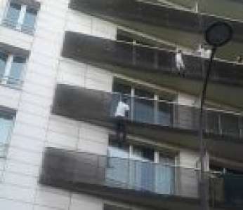 Un homme escalade un immeuble pour sauver un enfant suspendu à un balcon (Paris)