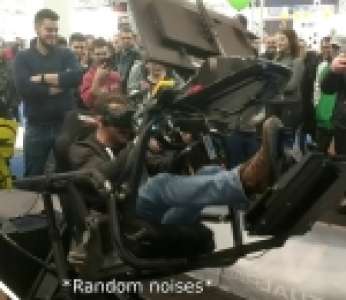 Un joueur très excité dans un simulateur en réalité virtuelle au Salon de l'automobile de Bruxelles