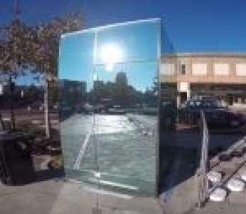 Des toilettes publiques transparentes avec des miroirs sans tain (États-Unis)
