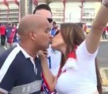 Un journaliste invite deux supporters à s'embrasser