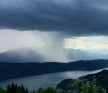 Une impressionnante colonne de précipitations au-dessus du lac Millstätter pendant un orage