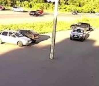 Un automobiliste est aveuglé par le soleil sur un parking (Russie)