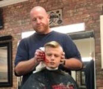 Un coiffeur fait croire à un enfant qu'il vient de lui couper une oreille