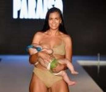 Une mannequin défile en allaitant son bébé pendant la Miami Swim Week (États-Unis)