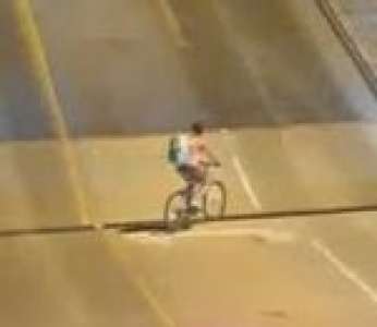 Une cycliste imprudente est avalée par un pont levant (États-Unis)