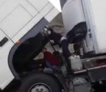 Quand un camionneur n'a pas le temps de s'arrêter pour faire des réparations (Brésil)