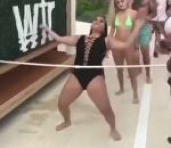 Le maillot de bain d'une fille se déchire pendant un limbo (Bahamas)