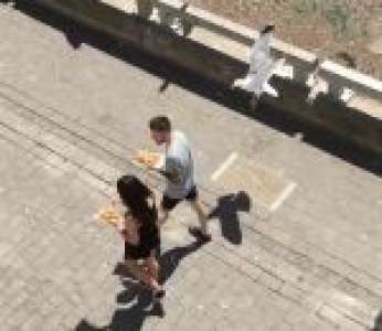Des goélands volent de la nourriture à un couple de touristes (Angleterre)