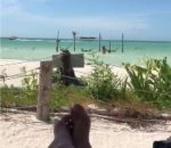 Un homme sur une plage filme les dernières secondes de sa vie