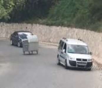 Deux voitures se font attaquer par une poubelle en pleine rue (Turquie)