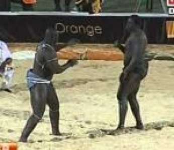 Un combat ultra violent entre les lutteurs sénégalais Yekini et Bombardier