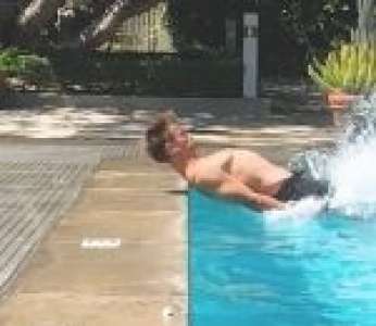Il réalise un plongeon salto au ras de la piscine