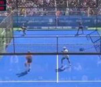 Le joueur de padel tennis Francisco Navarro passe à travers une vitre (Masters du Portugal)