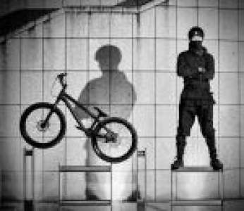 « Ninja Rider », un ninja à vélo poursuit un voleur de téléphone