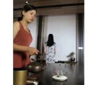 Des colocataires préparent le thé avec classe (Chine)
