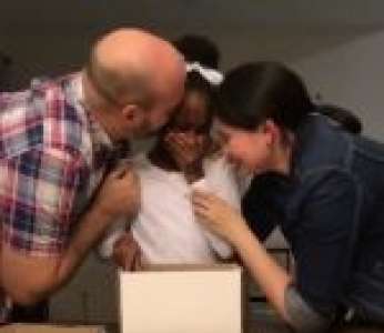 Un moment émouvant lorsqu'une petite fille apprend qu'elle va être adoptée (États-Unis)