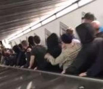 Un escalator bondé d'une station de métro à Rome s'emballe et fait plusieurs blessés
