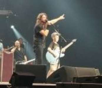 Dave Grohl des Foo Fighters invite un enfant de 10 ans à jouer du Metallica sur scène