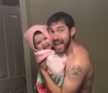 Un papa et sa fille font un lip sync sur la chanson « Girls Like You »