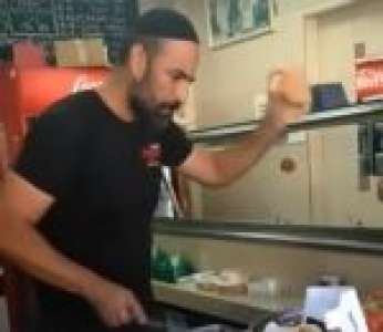Un vendeur de falafels fait le service avec classe (Israël)