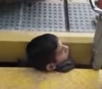 Un jeune homme avec la tête coincée entre un wagon et le quai d'une gare (Argentine)