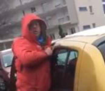 Un voleur pris en flagrant délit dans une voiture sur un parking