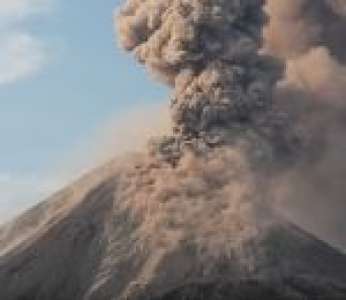 La spectaculaire éruption du volcan Krakatoa (Indonésie)