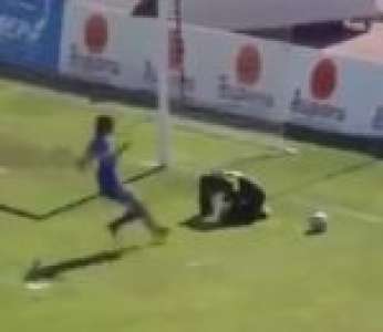 Une footballeuse profite d'une blessure de la gardienne pour marquer un but