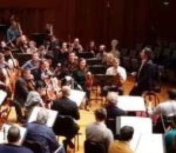 L'Orchestre philharmonique de Berlin souhaite un joyeux anniversaire à l'un de ses musiciens