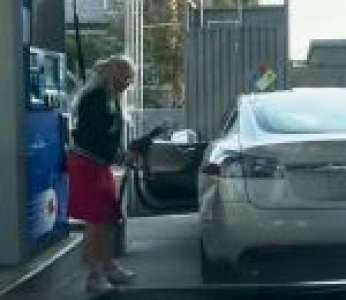 Une blonde en Tesla veut faire le plein dans une station-service