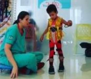 Une kinésithérapeute en pleurs lorsqu'un enfant handicapé fait ses premiers pas (Amérique du Sud)