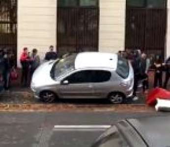 Des lycéens retournent trois voitures stationnées dans une rue à Orléans