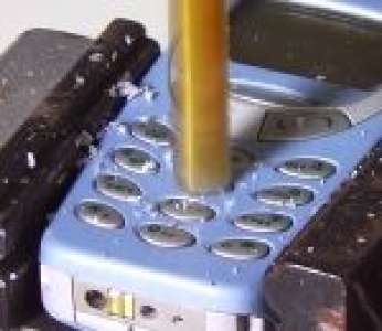Le Nokia 3310 est-il indestructible ? Le test avec une perceuse