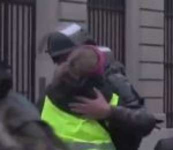Quand un policier croise une amie Gilet Jaune entre deux tirs de flash-ball (Paris)